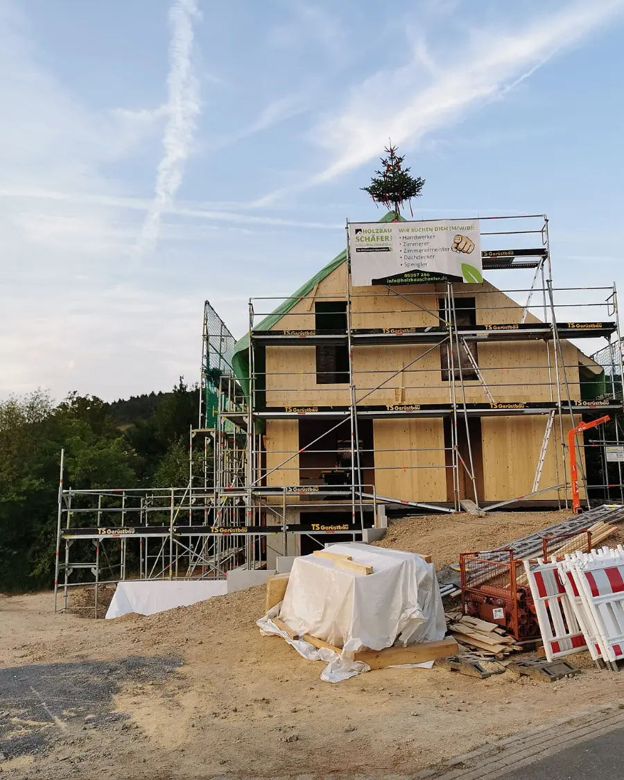 Wohnhaus in Holzrahmenbauweise beim Richtfest in Tauberbischofsheim